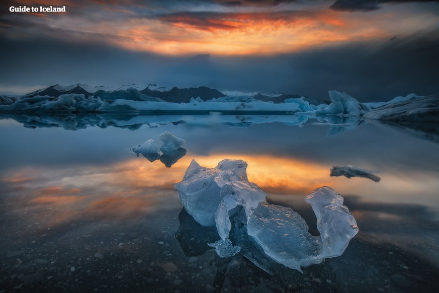 Jokulsarlon i zachodzące, zimowe słońce na Islandii