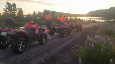 Die tief stehende Mitternachtssonne bietet eine goldene Stunde für die Fotografie und für Aktivitäten wie ATV-Touren.