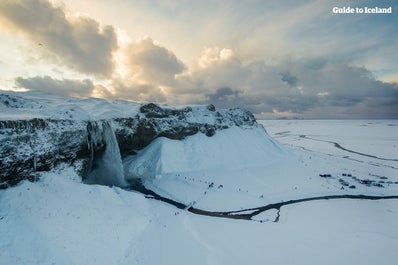 Cascada de Seljalandsfoss en la costa sur de Islandia