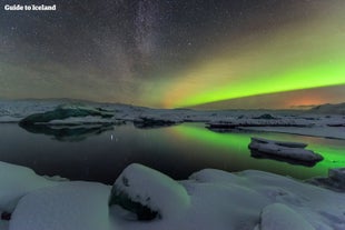 ヨークルスアゥルロゥン氷河湖を照らす満点の星空を、冬はオーロラが一層美しく魅せる