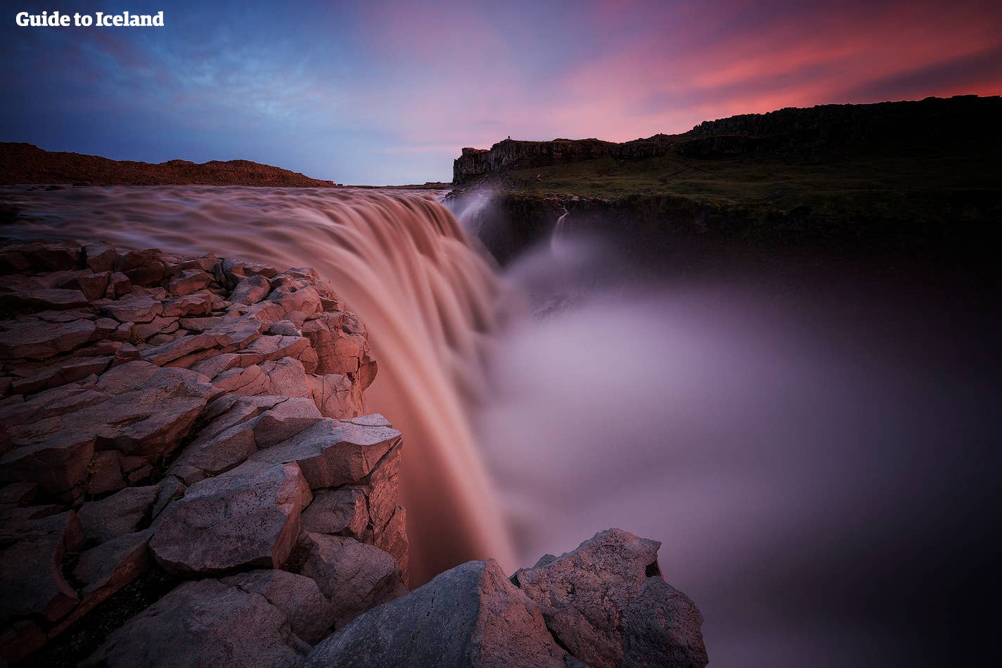 Zonsondergang boven de oorverdovende Dettifoss-waterval in Noord-IJsland