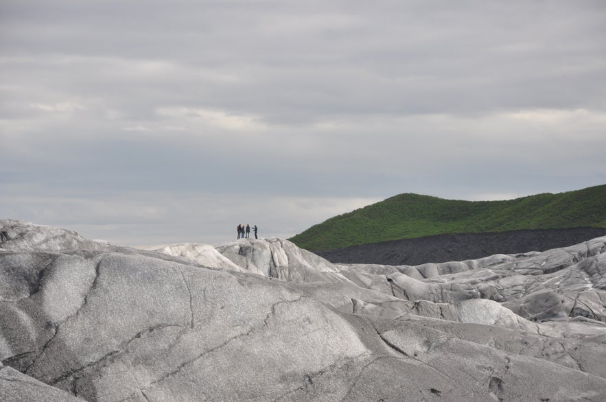 Glacier hiking with colour contrasts