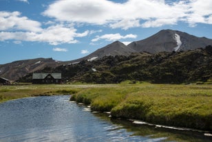 Landmannalaugar er kendt som 'The Pools of the People' på grund af de geotermisk opvarmede bassiner, der er spredt ud over landskabet.