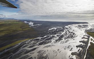 Les vastes plaines et les rivières entrelacées de Skeiðarársandur dans l'est de l'Islande.
