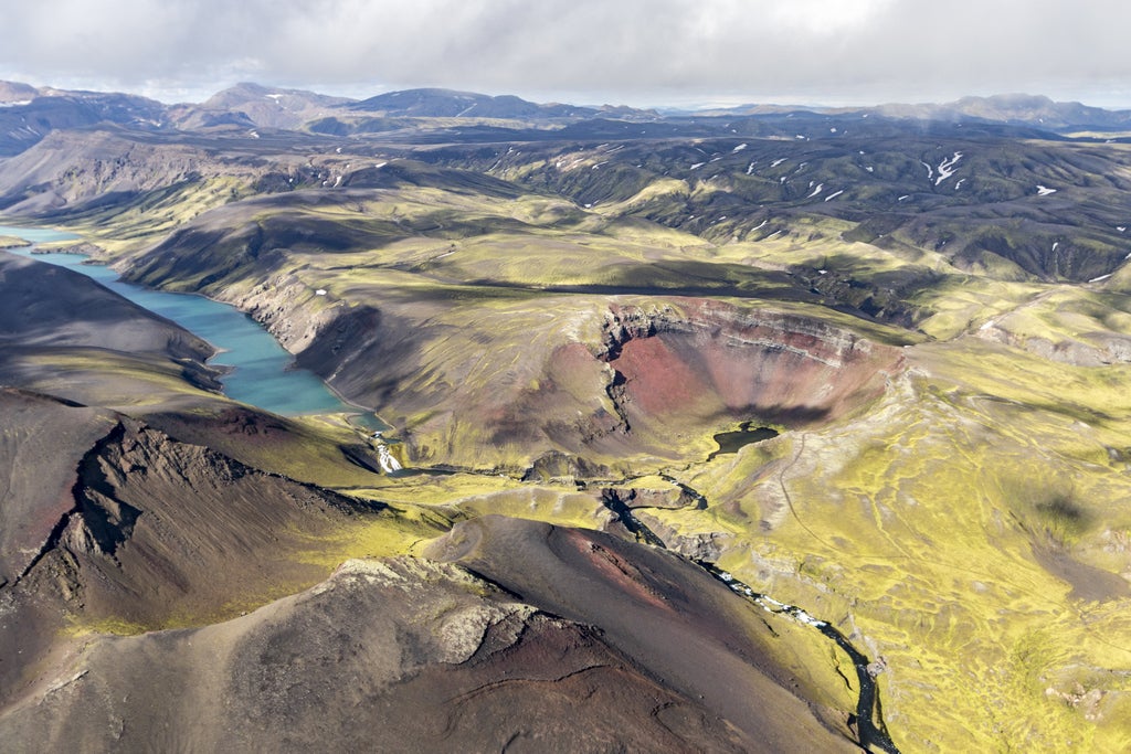 Een sightseeing boven de Hooglanden laat de enorme uitgestrektheid van het woeste landschap in IJsland zien.