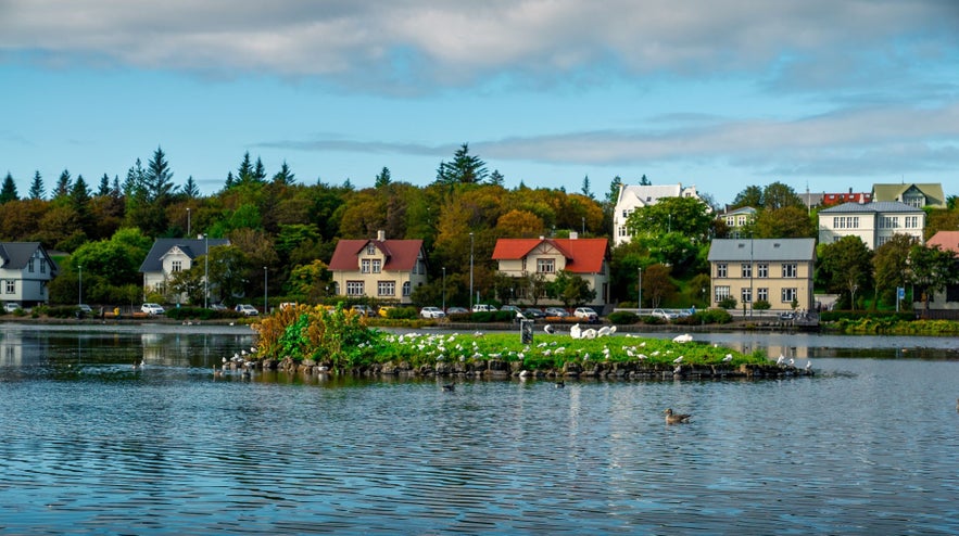 No te pierdas el lago de Tjornin, en Reikiavik.