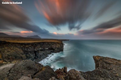 Los acantilados de Gerduberg, en la costa de la península de Snaefellsnes, ofrecen un paisaje espectacular y sobrenatural.