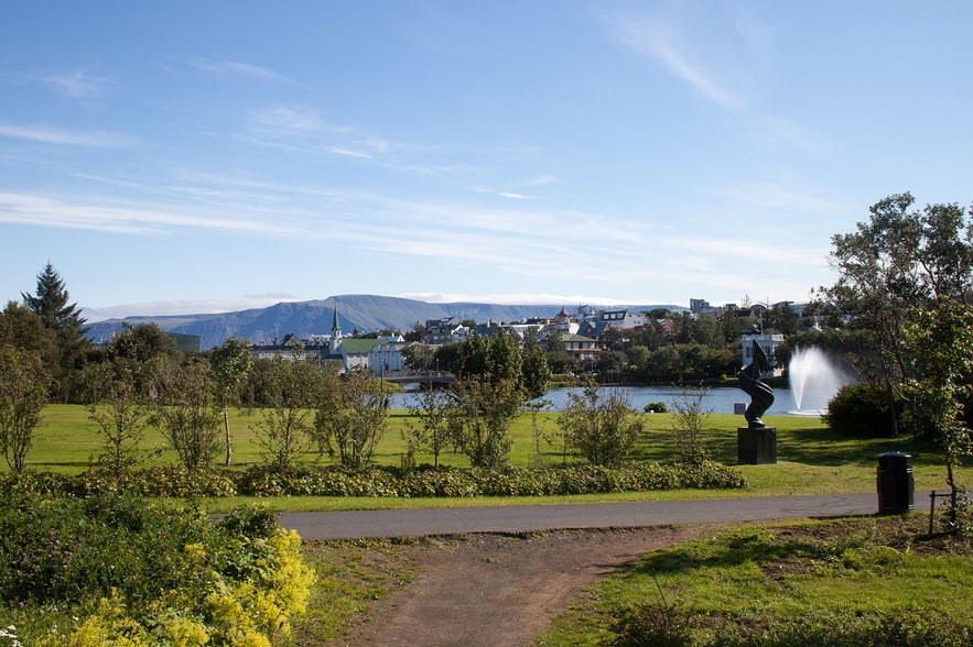 El parque alrededor de Tjornin, en Reikiavik, es precioso en verano.