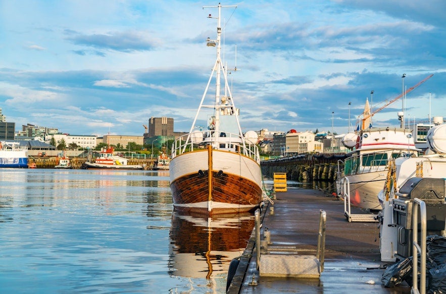 Der Hafen von Reykjavik ist ein reizvoller Ort für einen Spaziergang