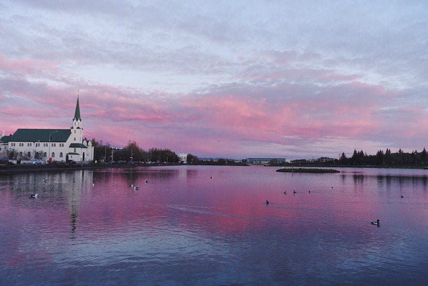 Genieße einen Spaziergang um den Tjörnin-See in Reykjavik