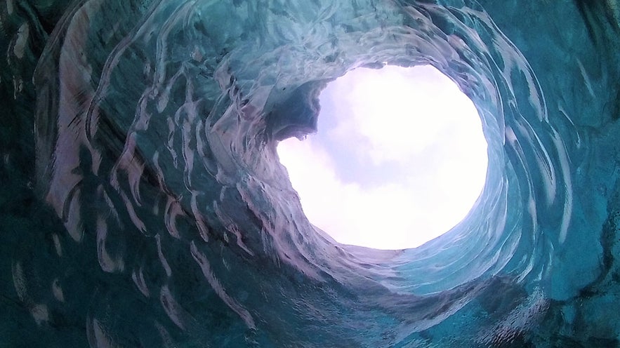 Trou dans la grotte de glace Vatnajokull en Islande