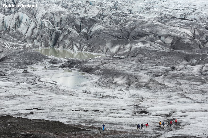 Suasana glacier hiking di Islandia Selatan