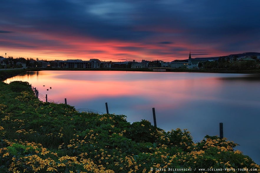 Romantyczny zachód słońca nad Reykjavikiem