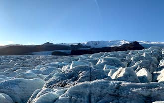 Pienryhmä patikoimassa Kaakkois-Islannin jäätikkömaisemissa.