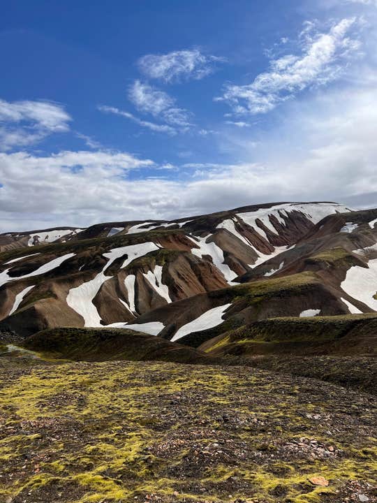 Des plaques de neige recouvrent les montagnes colorées de Landmannalaugar.