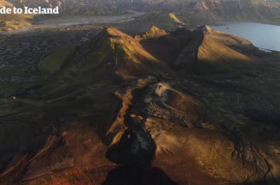 Pics montagneux escarpés dans la région de randonnée du Landmannalaugar.