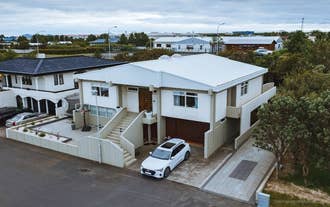 Smart Luxury biedt een thuis-ver-van-huis in Keflavik met alle voorzieningen die u zich kunt wensen.