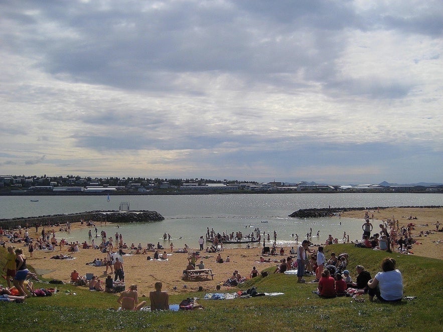 Plaża Nauthólsvík niedaleko Perlan