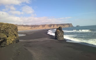 De sorte sandstrande på Islands sydkyst er verdenskendte, især den strækning, der er kendt som Reynisfjara.