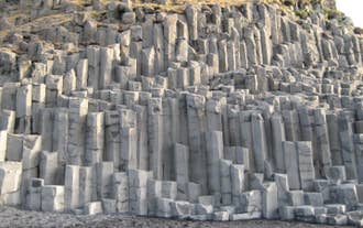 Des colonnes de basalte hexagonales se trouvent sur la côte sud de l’Islande, notamment autour des falaises et de l’arche de Dyrhólaey.
