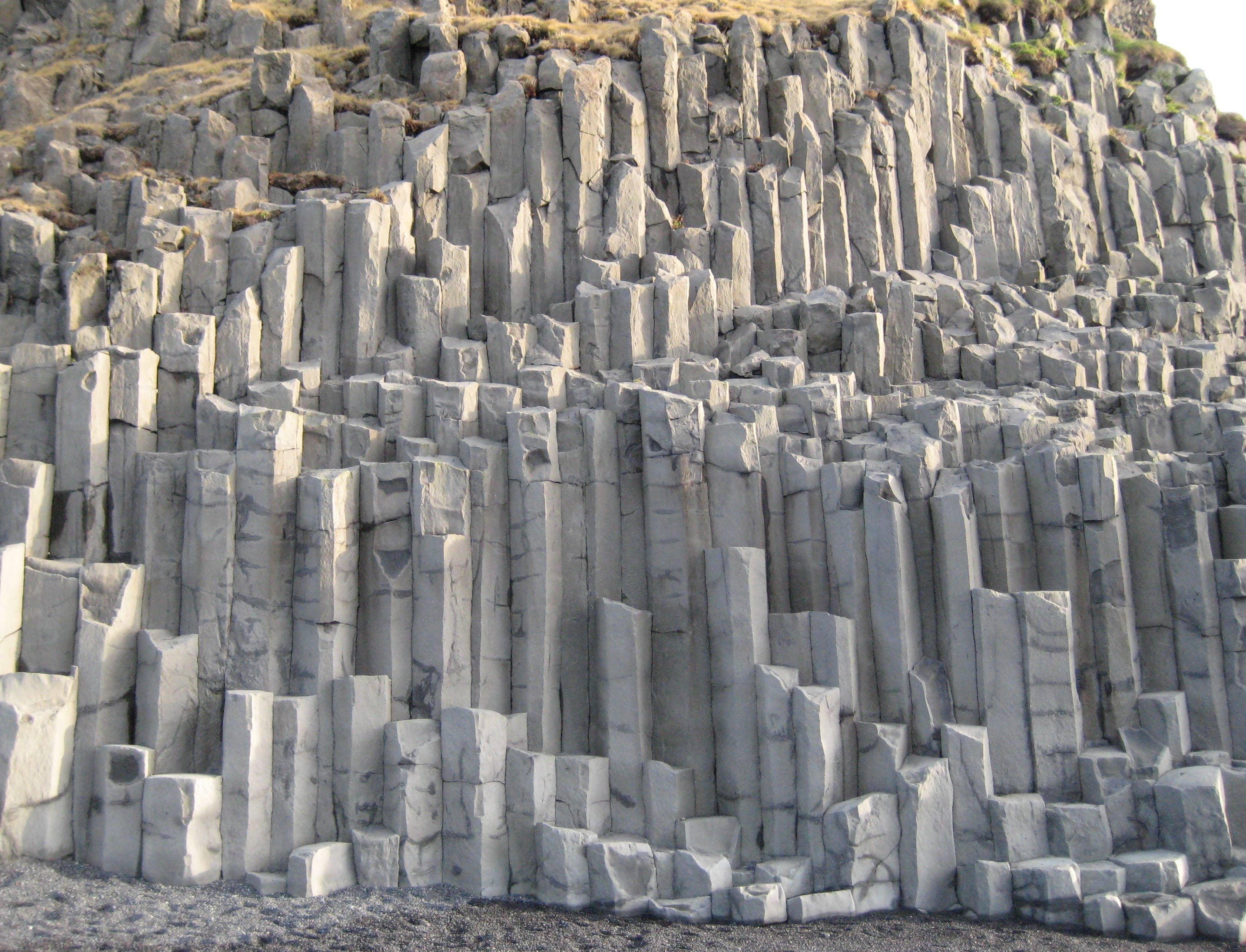 Se pueden encontrar columnas basálticas hexagonales en la Costa Sur de Islandia, especialmente alrededor de los acantilados y el Arco de Dyrhólaey.