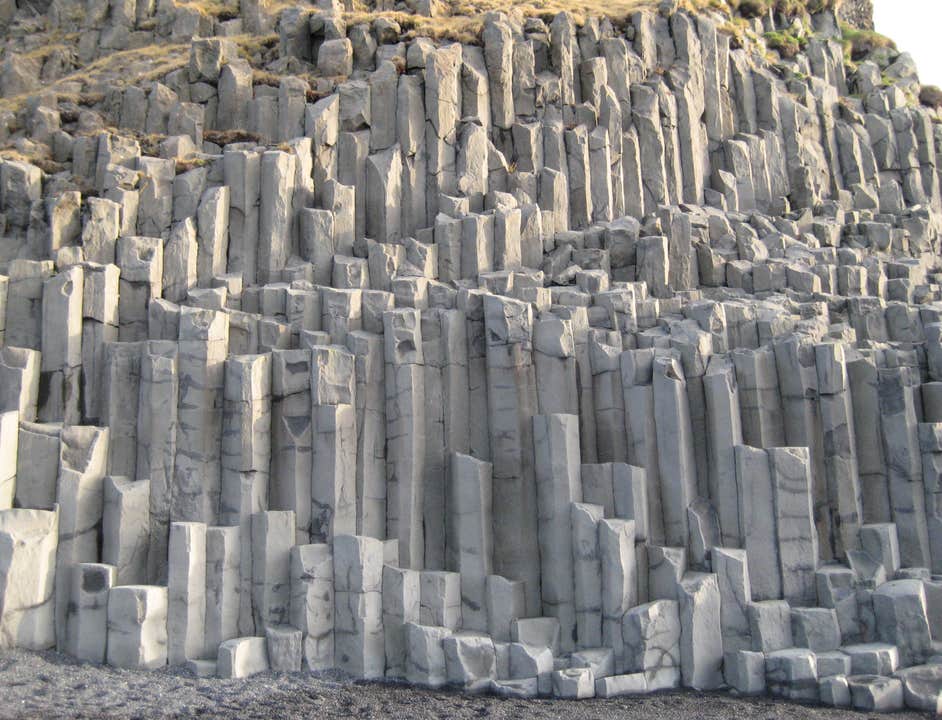 Des colonnes de basalte hexagonales se trouvent sur la côte sud de l’Islande, notamment autour des falaises et de l’arche de Dyrhólaey.