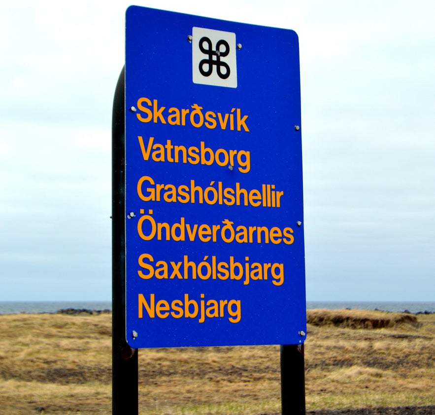 The road sign for Skarðsvík, Saxhólsbjarg and Svörtuloft