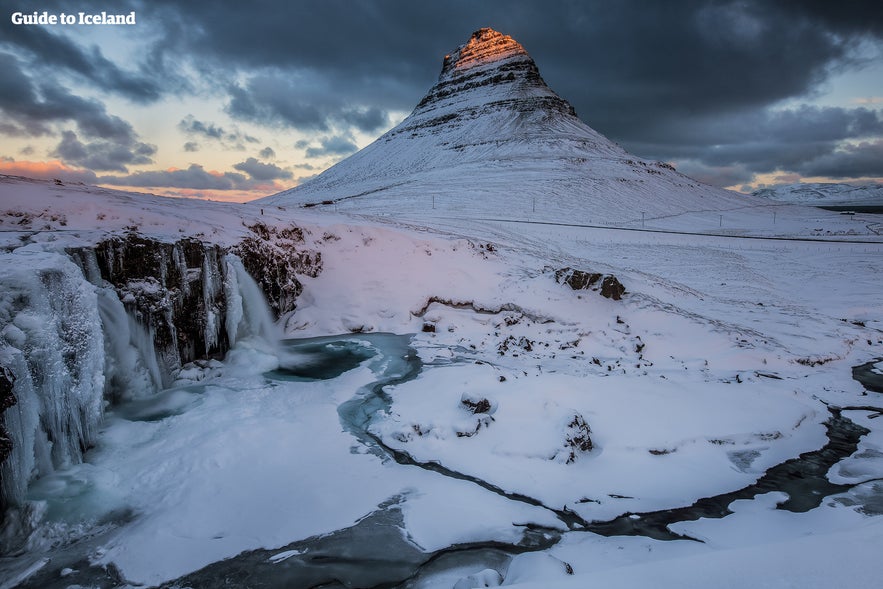 Gunung Kirkjufell di Snaefellsnes Peninsula pada musim dingin