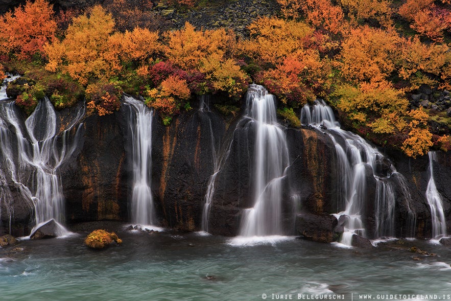 Air terjun Hraunfossar di Islandia Barat pada musim gugur