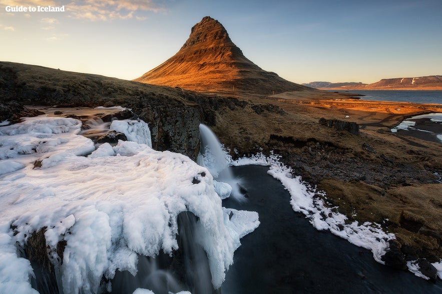 Gunung Kirkjufell di Snaefellsnes Peninsula pada musim semi