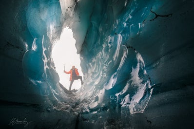 Udsigten fra det indvendige af en isgrotte