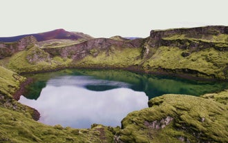 Un lago craterico dalle acque azzurre.