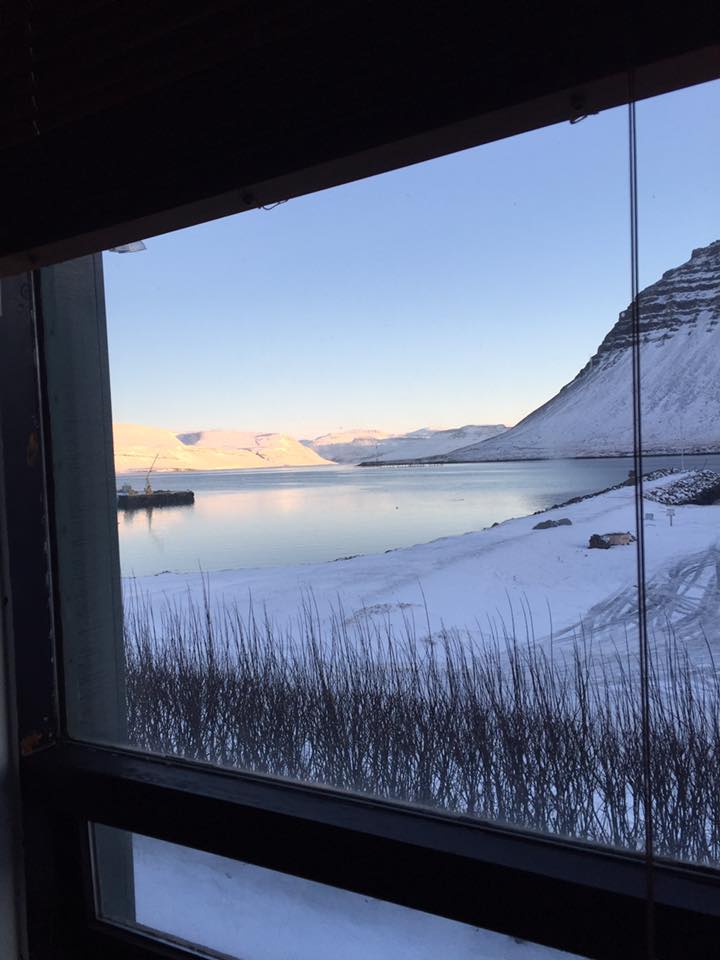 All views contain mountains