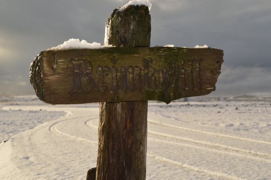 Brimketill is not very well signposted, so keep an eye out for this cross.