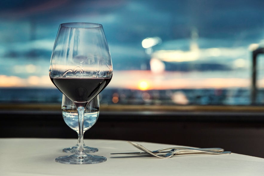 レイキャビクの町並みが見渡せるGrilliðレストラン