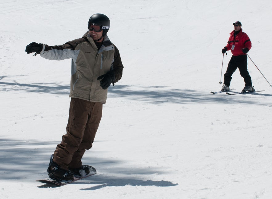 Skiing and snowboarding require different skills. For beginners, choose one and dedicate yourself to the basics!