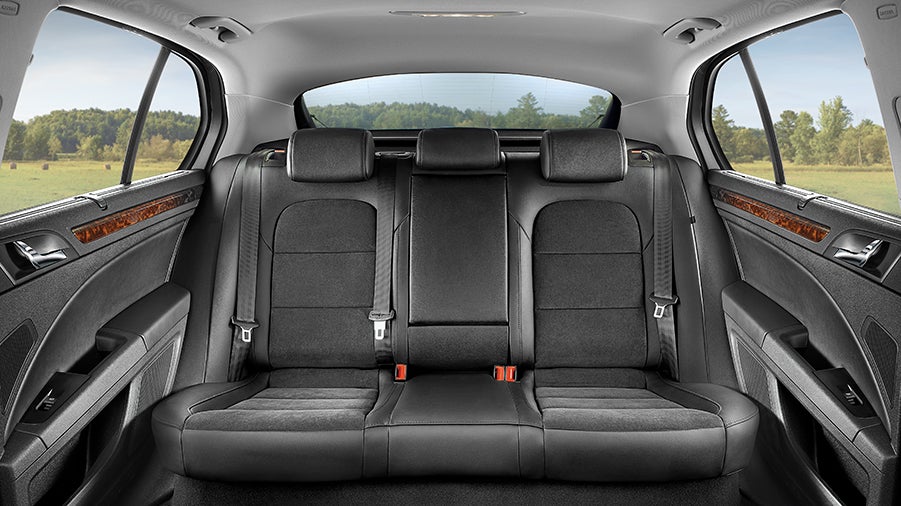 预订从凯夫拉维克国际机场到雷克雅未克市的私人机场接送服务是开始冰岛之旅的最可靠方式。