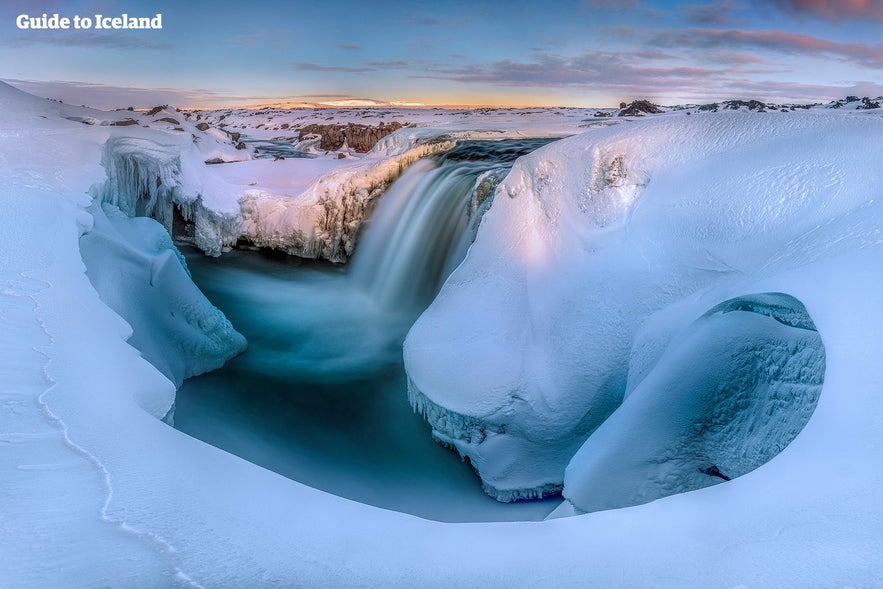 Cascade enneigée en Islande