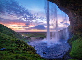 Widok zza wodospadu Seljalandsfoss na południowym wybrzeżu Islandii.