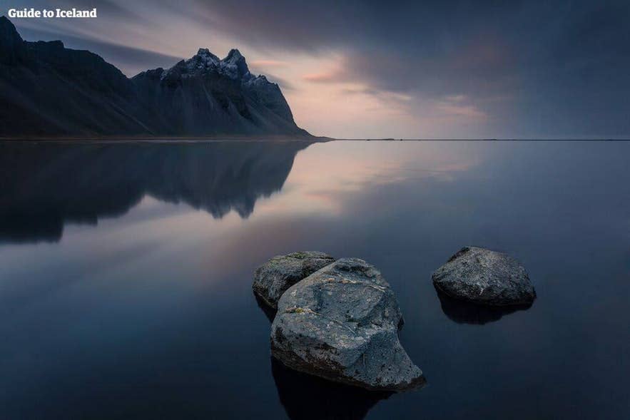 Fjords et eaux calmes de la région des Fjords de l'Est en Islande.