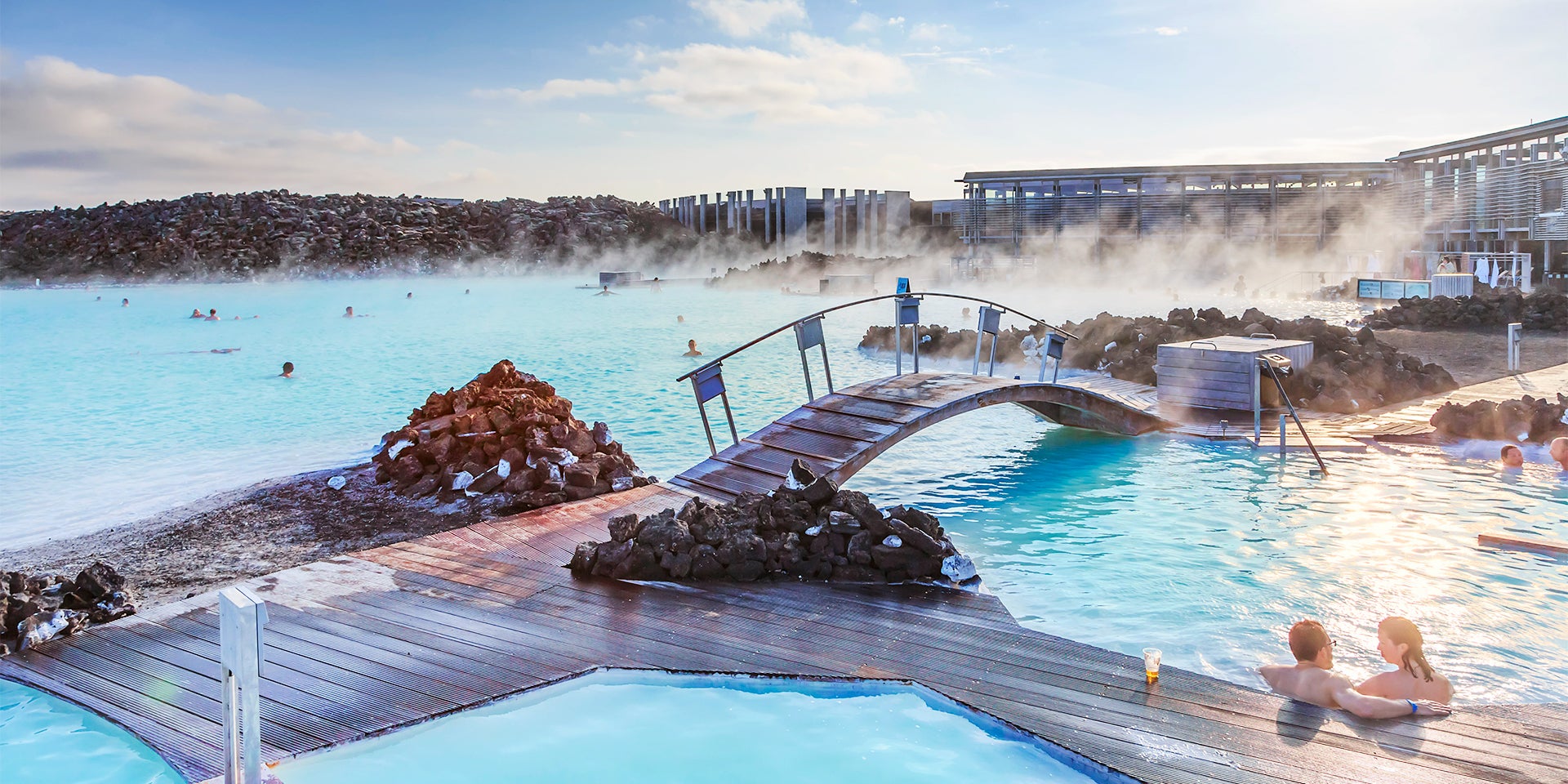 Los visitantes en el Spa de Blue Lagoon pueden elegir cómo quieren disfrutar su tiempo de relajación; hay disponibles masajes, bebidas alcohólicas y mascarillas faciales.