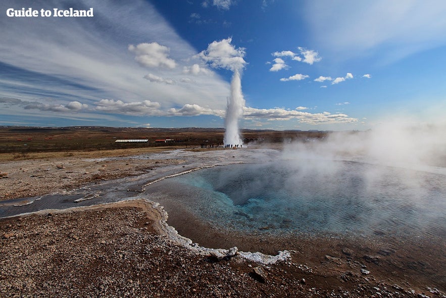 Kuvassa etualalla sijaitseva Geysir ei enää ole kovin aktiivinen, mutta takana oleva Strokkur sen sijaan purkautuu noin kymmenen minuutin välein.