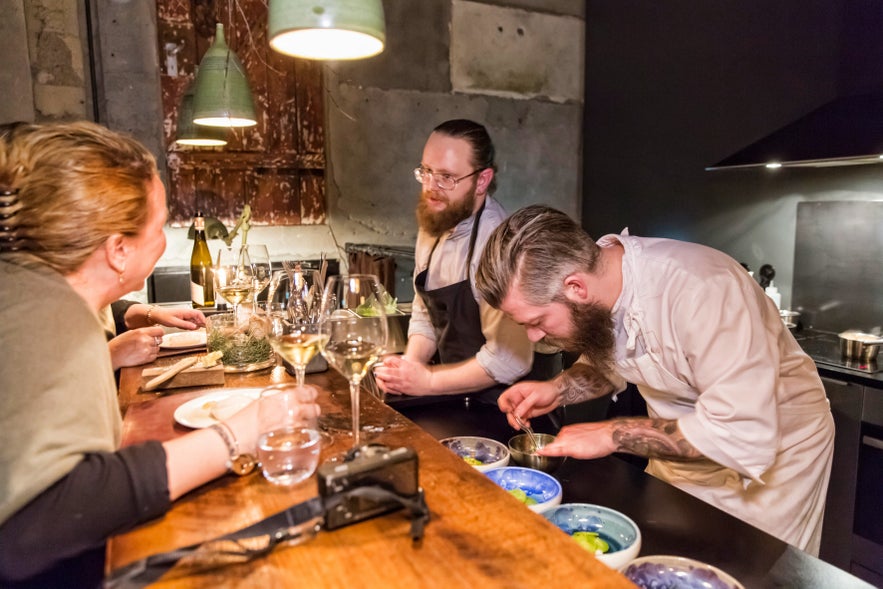 Kockar som arbetar på Michelin-restaurangen Dill i Reykjavík