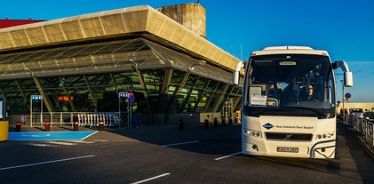 Keflavíks internationella flygplats ligger på motsatt sida av Reykjaneshalvön.