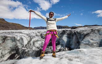 Disfrutando de la emoción en la cima de un glaciar.