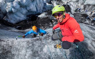 Tus guías de glaciar te ayudarán en tu aventura de escalada en hielo sobre un glaciar islandés.