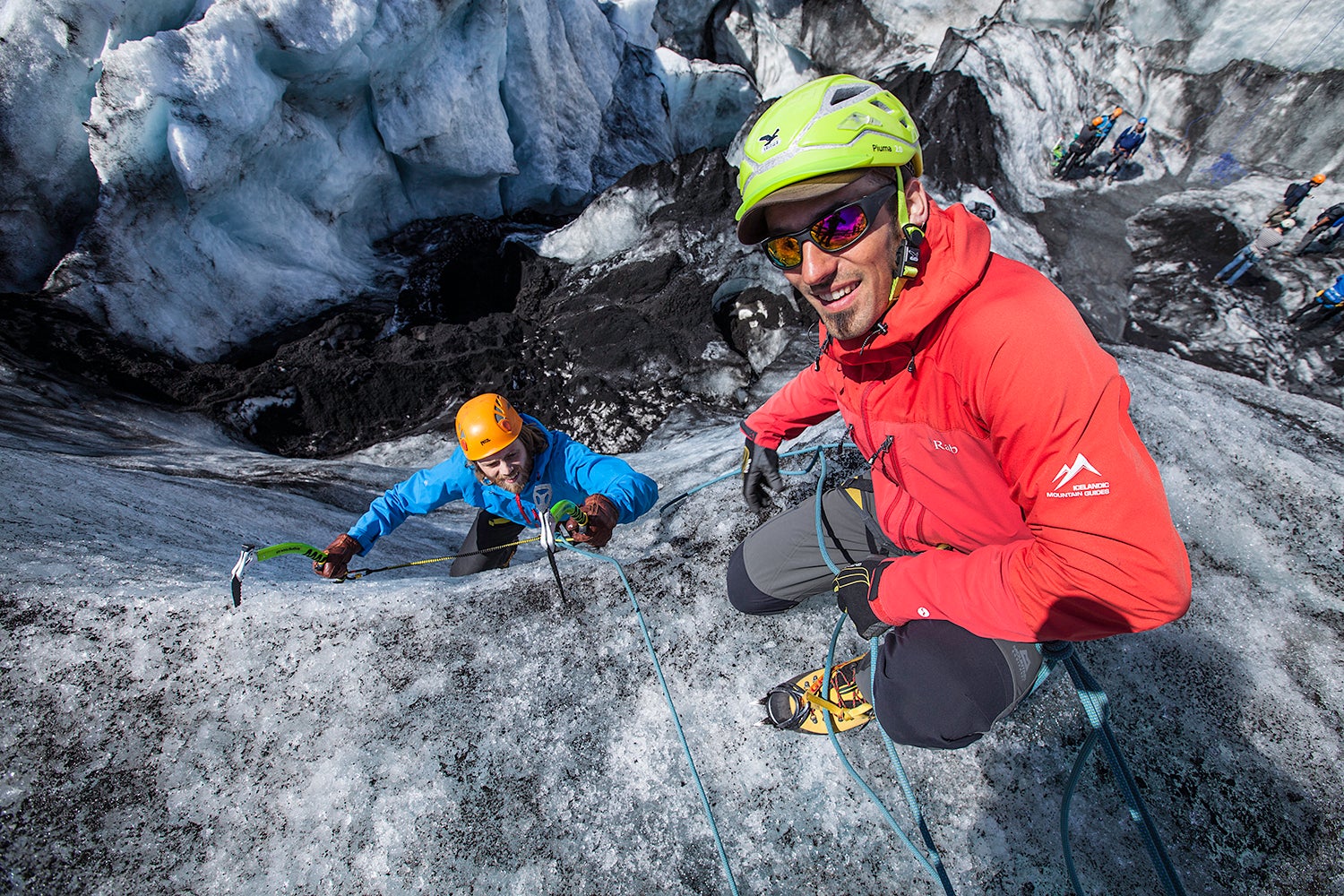 Vos guides de glacier vous aideront dans votre aventure d'escalade de glace sur un glacier islandais.