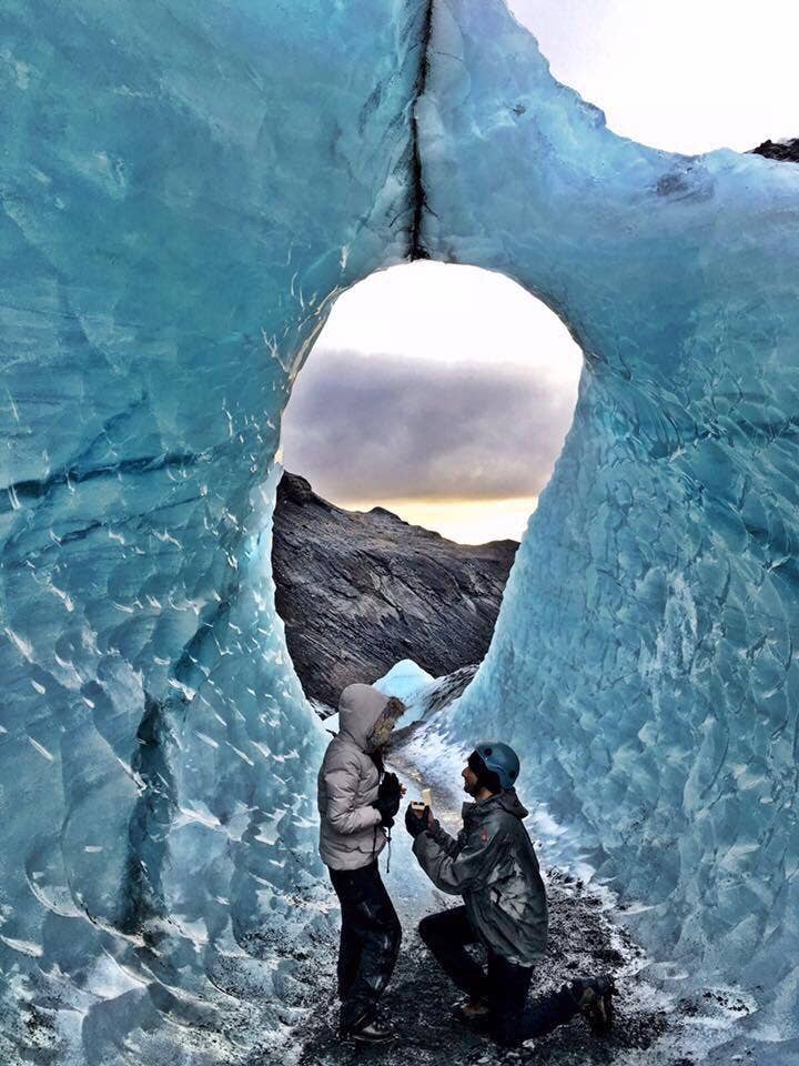 アイスランドの氷河の青い氷の上でのプロポーズ