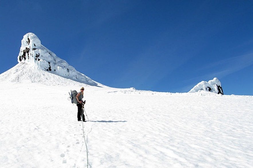 Wanderungen auf den Snæfellsjökull bringen dich direkt zu seinen Zwillingsgipfeln, von denen einer dich zu einer Höhle führen soll, die zum Mittelpunkt der Erde führt.