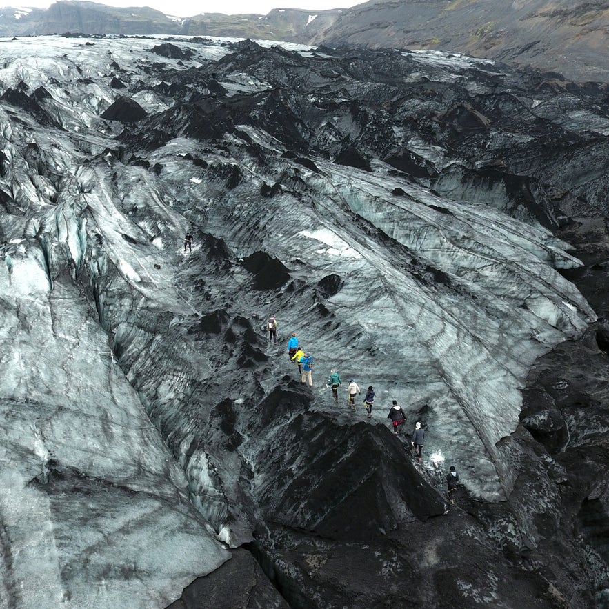 Sólheimajökull est connu pour ses couleurs de blanc, bleu et noir en raison de la cendre volcanique